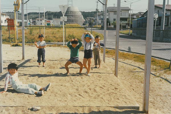 砂場で遊ぶ子どもたち