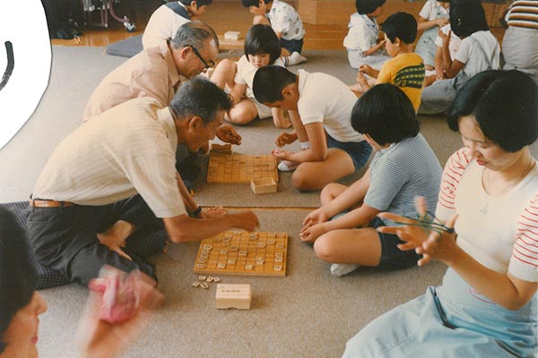 地域の方と将棋・あやとり真剣！