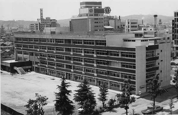 東二小全景（五階勤労青少年ホーム）