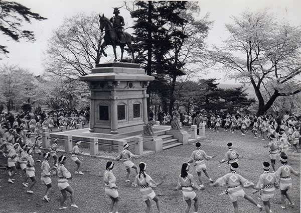 すずめ踊り(昭36.11.3発表・政宗像前)
