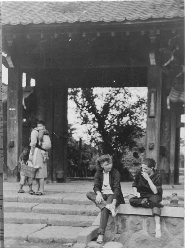 神社前のアメリカ女性