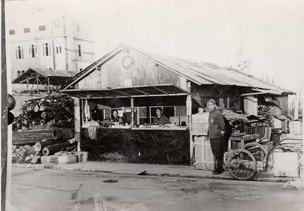 戦災後いち早く建てた東一番丁大通り