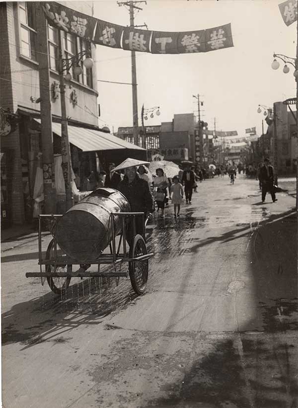 中央通名掛丁東五角（リヤカーにて散水）