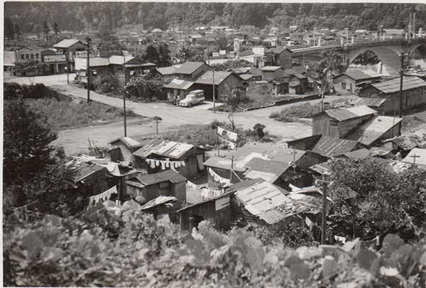 6-105 仲の町（家屋代執行の様子）
