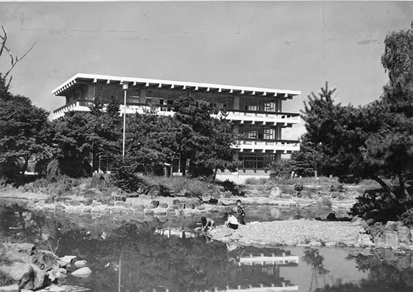 市図書館（昭37.10）西公園内